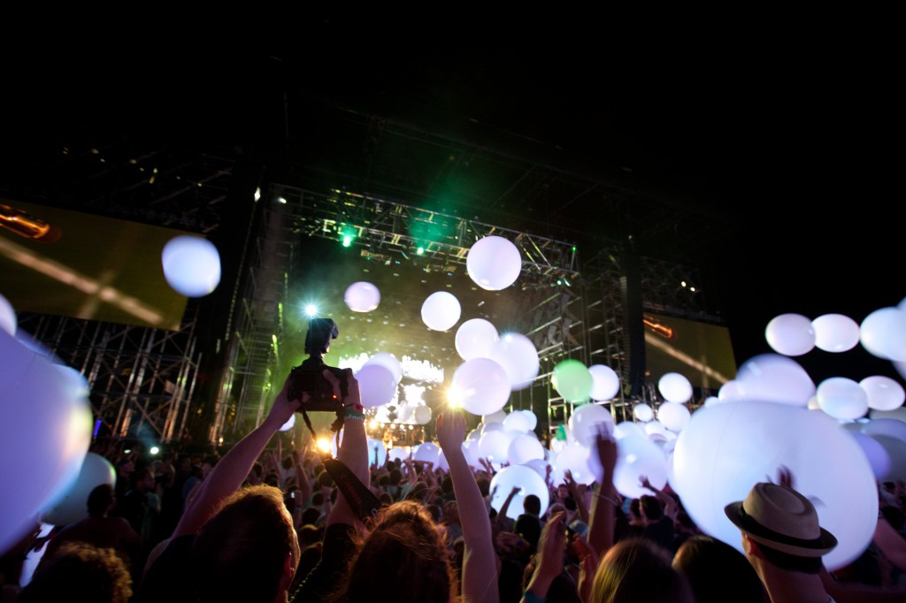 Glowing Balls (Eski PixMob G2) Dropped During Arcade Fire Finale