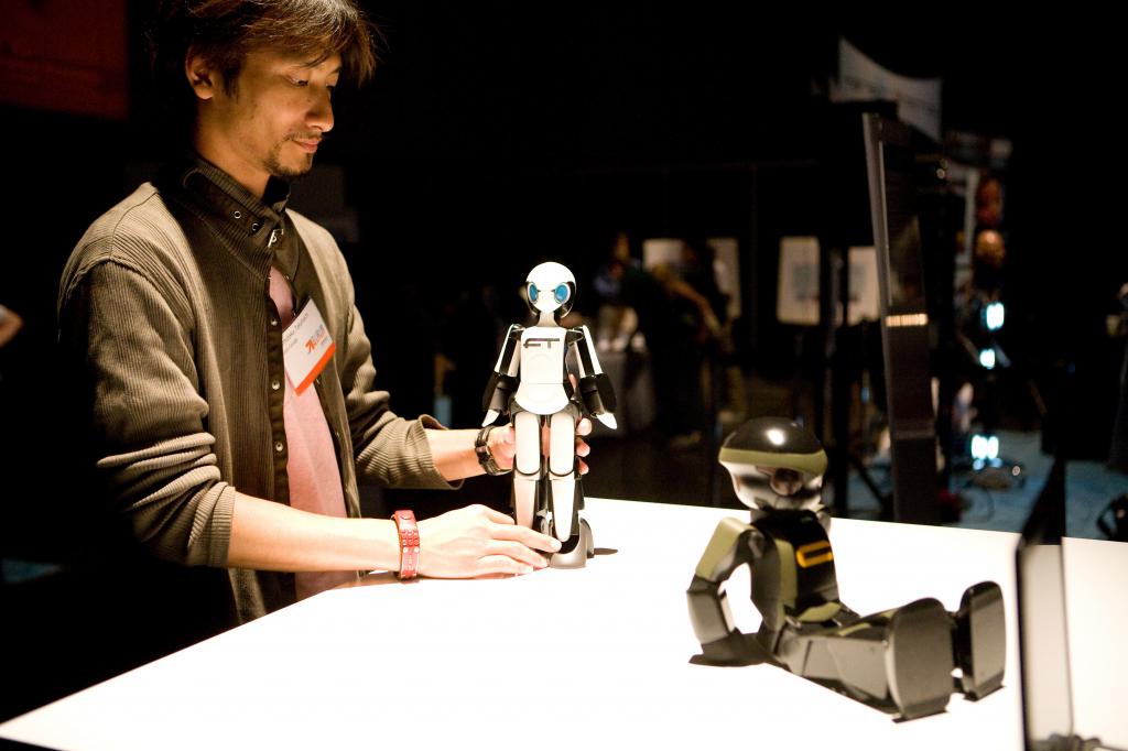 Tomotaka Takahashi and his Robots